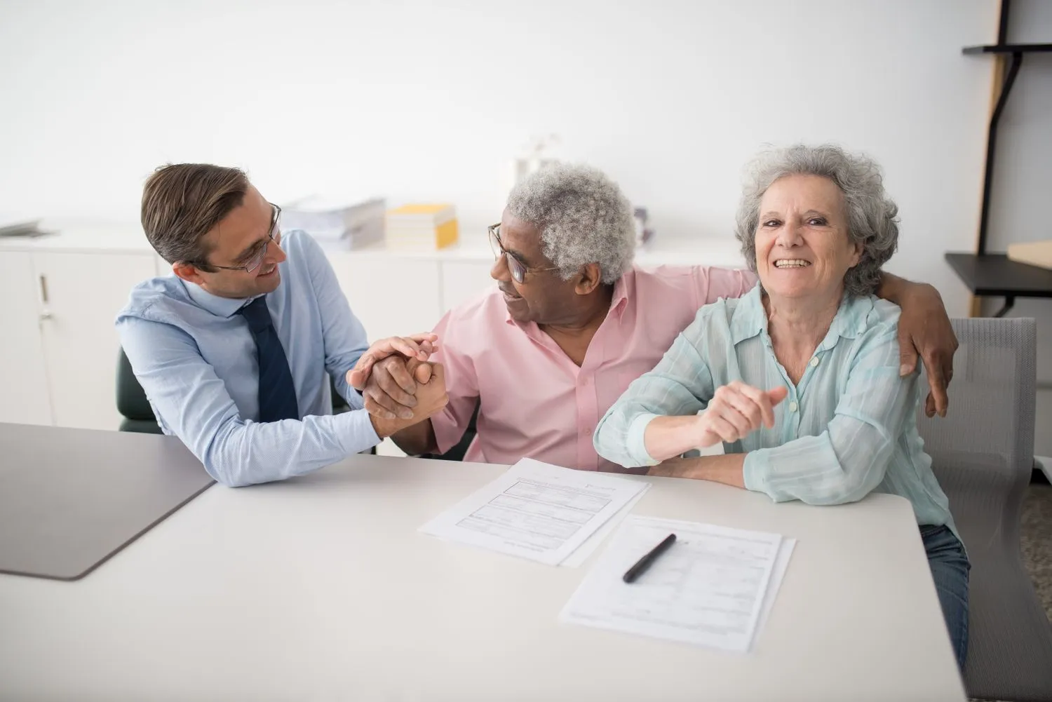 Un conseiller accueille un couple lors d'un rendez-vous de prévoyance.